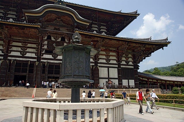 東大寺大仏殿八角燈籠
