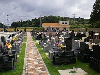 霊園奥から入口